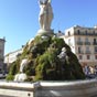 La fontaine surmontée de la sculpture des Trois Grâces (Aglaé, Euphrosyne et Thalie) a été installée sur la Comédie à la fin des années 1790. 