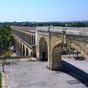 Montpellier : L'aqueduc des Arceaux, de son vrai nom l'aqueduc Saint-Clément, construit au XVIIIe siècle par l'ingénieur Henri Pitot de Launay, est l'un des plus beaux monuments de la ville. Cet édifice, largement inspiré du pont du Gard, a permis l'arrivée d'eau potable depuis la source du Boulidou, puis plus tard celle du Lez, situées à Saint-Clément-de-Rivière. À sa construction, il permet d'apporter 25 litres d'eau par seconde à la ville de Montpellier. Il fut détruit dans sa quasi-totalité à la fin du XXe siècle, à la suite de l'implantation d'une usine souterraine qui permit de produire en toute saison 2 000 litres d'eau pour la ville.