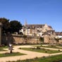 Les remparts vus des jardins. Ces remparts constituent  système de fortifications érigées entre les IIIe et XVIIe siècles, sur des vestiges gallo-romains, pour protéger la cité des pillards et des armées ennemies.