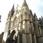 Façade de la Cathédrale Basilique Saint-Pierre de Vannes. La première cathédrale de Vannes est détruite en 919 lors des invasions normandes en Bretagne. Une nouvelle cathédrale est construite vers 1020 par l'évêque de Vannes Judicaël et son frère Geoffroi Ier de Bretagne, duc de Bretagne, dans un style roman mais on ignore si c'est au même emplacement. Le reconstruction en style gothique décidée par l'évêque Yves de Pontsal se fait aux XVe et XVIe siècles, entre 1454 et 1520. Elle est rendue nécessaire du fait que l'ancien sanctuaire est devenu trop petit pour faire face à l'affluence des pèlerins qui se pressent autour du tombeau de saint Vincent Ferrier, mort à Vannes en 1419, enterré dans le chœur de la cathédrale et canonisé en 1455 par le pape Calixte III.