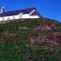 Tumulus Saint-Michel. Il est construit entre 5000 et 3400 ans av. J.-C. (au Néolithique). À la base, il est long de 125 mètres, large de 60 mètres, et mesure 12 mètres de haut. Il a nécessité 35 000 mètres cubes de pierres et de terre. C'est un tombeau pour les membres d'une élite, exploré en 1862, il contenait divers objets funéraires pour la plupart exposés dorénavant au musée de Préhistoire. La chapelle érigée dessus, construite en 1663, a été détruite en 1923 pour être reconstruite à l'identique en 1926.