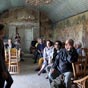 A l'intérieur de la chapelle, nous écoutons, avec grande attention, les commentaires de notre guide. Plusieurs fresques de l'artiste Alice Pasco en décorent l'intérieur : elles représentent la Marche de l'humanité vers Dieu ou la Destinée humaine.