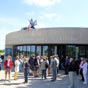 Regoupement à l'entrée de la Maison des Mégalithes de Carnac.