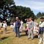 Le groupe attend sagement le début de la visite du cairn.