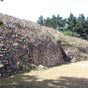 Le cairn de Gavrinis est un monument mégalithique situé sur l'île de Gavrinis. Ce monument qui est l'un des plus beaux et des mieux conservés qui nous soient parvenus, est un « dolmen à long couloir et à chambre simple », très répandu en Bretagne entre 4500 et 3000 av. J.-C. Ce type d'architecture est un exemple typique (bien qu'une des plus grandes) de l'architecture en pierres sèches de l'architecture néolithique réalisé en maçonnerie sèche : des murs de parement structurent la masse des pierres disposées en écailles de part et d'autre du dolmen intérieur, dessinant une construction à large gradins réguliers. La masse de pierres est soutenue en interne par un certain nombre de "murs" créant plusieurs "couloirs". Le cairn qui recouvre un grand dolmen, est presque circulaire (60 x 54 m), a une hauteur de 8 m. Il est constitué de parements montés avec soin et qui contrastent avec l'intérieur du cairn formé d'un amoncellement de pierres de dimension variée.