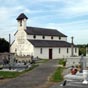 Nous découvrons l'église à clocher mur d'Abère. Elle possède une cuve baptismale médiévale scluptée d'un serpent qui se mord la queue.