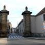 Porte de Paris : Construite au XVIIIe siècle, elle marquait alors l'entrée dans la ville depuis la route de Paris.