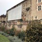 Les douves de l'ancien palais ducal ont été aménagés en espaces verts.