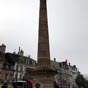 Fontaine de Saincy : C'est en 1784 qu'un riche aristocrate de la ville de Moulins, M. de Saincy, fit ériger une fontaine inhabituelle par sa taille. Elle était principalement formée d'une colonne surmontée de la traditionnelle fleur de lys. Elle était appréciée des habitants de la ville qui s'y approvisionnaient en eau. Jugée nuisible à la vue des Cours, elle fut remplacée en 1838 par un modeste massif en andésite qui laissait passer l'eau dans une vasque. Sept ans plus tard, la fontaine fut transférée sur la Place d'Allier où elle se trouve aujourd'hui. On reconstruisit la colonne mais en diminuant sa hauteur.