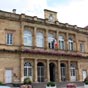 L'hôtel de ville, datant du début XIXe, avec ses colonnades et arcades, fait face au beffroi Jacquemart. 