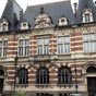 On trouve aussi sur cette place un imposant immeuble de style Louis XIII, qui abrite depuis le début du XXe siècle la Caisse d'Épargne. 