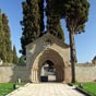  Le Portail roman du cimetière de Navarrete provient des ruines de l'ancien hôpital de Saint Jean d'Acre, offert par doña María Ramírez en 1185. Il a été transporté et reconstruit par les mains expertes d'un simple maçon. D'influence mozarabe, il présente