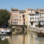 Le pont des marchands franchit le canal de la Robine et a la particularité d'être un des rares ponts encore habités de France. 