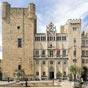 Le Palais des Archevêques - Le Donjon Gilles Aycelin, puissante tour carrée, construite de 1295 à 1306 à l'angle sud-est du palais des archevêques.Haut de 42m, ce donjon est couronné d'échaugettes de plan octogonal . Ses murs renferment quatre salles dess