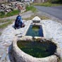 Pause bien méritée auprès d'un abeuvoir-fontaine de granit à Rieutort-d'Aubrac.