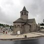 L'église romane Sainte-Marie de Nasbinals est particulièrement attachante. Cette église des XIe et XIIe siècles a été remaniée au XIVe siècle. Edifiée en basalte brun sous ses toits de schiste, elle développe un plan harmonieux de nef unique compris par u