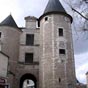 Le beffroi et sa tour de l'horloge date des XIIe et XVe siècles. la façade nord-est décorée dans un style Renaissance.