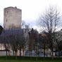 Issoudun : La Tour Blanche est un donjon attribué à Richard Cœur de Lion. Elle fut édifiée à la fin du XIIe siècle et récemment restaurée. Haute de 27 m, elle a des murs de 4 m d'épaisseur. Un escalier de 150 marches permet d'accéder aux trois étages de l