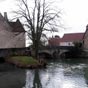 Issoudun : le pont de la Paterne et sa rivière, la Théols. A gauche de la photo et au fond se situe le musée.