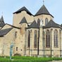 Oloron-Sainte-Marie : chevet de la cathédrale Sainte-Marie. La construction de la cathédrale Sainte-Marie commence en 1102, elle est décidée par le vicomte de Béarn Gaston IV le Croisé. En avant de son portail roman, un massif clocher-porche du XIIe siècl