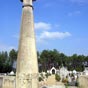 Monument aux morts d'Oneese-Laharie. La statue est l'oeuvre du sculpteur Henri CHARLIER. Elle représente une femme agenouillée au-dessus du caveau contenant les corps des soldats de la commune morts pour la patrie, dont les noms sont gravés sur une plaque