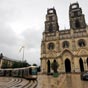 Nous arrivons sur le parvis de la cathédrale Sainte-Croix, choc à priori étonnant entre tradition et modernité.