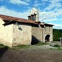 La chapelle Saint-Nicolas d'Harambeltz22 date des XIIe, XIIIe et XVIIe siècles. Le hameau possède une chapelle, unique vestige du prieuré-hôpital indépendant de tout ordre religieux, est dédiée à saint Nicolas, patron des voyageurs. Elle renferme un retab