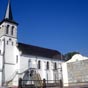 L'église Saint Jean Baptiste d'Ostabat est moderne, de style néo-gothique. Elle se trouve dans la ville haute qui fut une des premières bastides d'Aquitaine...Et bien sûr, à côté...le fronton.