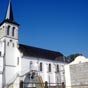 Ostabat : église Saint-Jean-Baptiste (XXe siècle) et fronton.