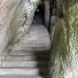 L'entrée de l'église s'effectue dans une fente de la roche..