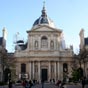 La Sorbonne : Ce bâtiment  tire son nom du théologien et chapelain de Saint Louis, du XIIIe siècle, Robert de Sorbon, le fondateur du collège de Sorbonne de l'Université de Paris, collège consacré à la théologie dont il définit ainsi le projet : « Vivre e