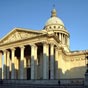 Le Panthéon de Paris : Le nom du monument, Panthéon, vient du grec pántheion (πάνθειον), qui signifie « de tous les dieux ». Prévu à l'origine, au XVIIIe siècle, pour être une église qui abriterait la châsse de sainte Geneviève, ce monument a maintenant v