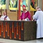 Mgr Michel Aupetit déposant la relique de saint Jacques dans l'autel.