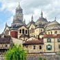 Périgueux : La cathédrale occupe le quartier Saint-Front qui s'est développé au Moyen Age. Elle est classée au titre des monuments historiques ainsi qu'au patrimoine mondial de l'UNESCO. Cette vaste église, édifiée grâce aux pèlerins qui venaient se recue