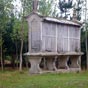 Autre hórrero sur une assise en béton.