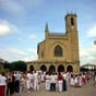 A Obanos c'est jour de fête. Obanos est connu pour le mystère représenté lors des fêtes de fin août avec le concours des habitants de la localité, devant deux mille spectateurs, dans un espace architectural tout désigné. Il s'agissait du mystère de San Gu