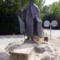 À l'entrée de Puente la Reina en venant d'Obanos, une statue moderne du pèlerin, érigée en 1965, porte une plaque rappelant qu'ici « el Camino aragones » et « el Camino navarro » se fondent en un seul « Camino francés, » le chemin français.