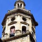 Puente la Reina ; L' égise Santiago mentionnée dès 1142, restaurée au XVIe siècle, garde de ses origines un portail roman.