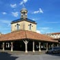 Point central de la bastide de Revel, la halle, située place Philippe VI de Valois, est aussi le monument le plus remarquable de Revel. Le beffroi a dû être reconstruit après l'incendie du siècle dernier.