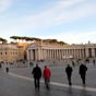 A la découverte de la place Saint-Pierre. Cette place est située devant la basilique Saint-Pierre, au Vatican. Construite après la basilique, elle a été commandée au Bernin par le Pape Alexandre VII. Le Bernin imagine la place comme un espace composé de deux bras qui accueille la foule des pèlerins. 