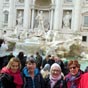 Située en plein cœur de la ville, à proximité du Panthéon et de la place d'Espagne, la fontaine de Trevi est la fontaine la plus connue de Rome et un lieu de passage obligé ! Construite à la demande du Pape Benoit XIV, elle est l’œuvre de Nicolas Salvi qui l'achève en 1762. La fontaine est venue remplacer la bouche de l'aqueduc romain qui amène toujours l'eau d'une source, l'Acqua Virgine. Une jeune fille nommée Trevi, aurait révélé l'emplacement de la source à des soldats romains pour sauver sa virginité, histoire racontée sur les bas-reliefs de la fontaine.  Cette fontaine monumentale, adossée à un palais, reprend la forme d'un temple ou d'un arc de triomphe.  La fontaine est une allégorie de l'Océan avec, au centre, Neptune, se tenant sur un char en forme de coquille, tiré par deux chevaux marins, représentant l'eau violente (gauche) et l'eau sauvage (droite). Ils sont guidés par deux tritons.