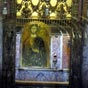 Tombe de saint Pierre dans la basilique Saint-Pierre : En remontant en direction de l'abside de l'actuelle basilique, on croise (à l'aplomb du baldaquin du Bernin) un mur dit "mur rouge", au revers duquel se situe un édicule du IIe siècle, appelé Trophée de Gaius. C'est sous ce dernier que l'on découvrit la tombe de saint Pierre.