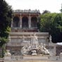 Nous gravissons les marches qui mènent de la pizza del Popolo (place du peuple) au Pincio, colline qui abrite les jardins de la villa Borghese.