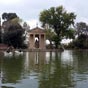 Découverte des jardins de la villa Borgèse. Cet espace vert de 80 ha est aujourd'hui considéré comme l'un des plus beaux parcs d'Europe et est sans aucun doute le plus célèbre de Rome. Ce parc se différencie des autres jardins d'Europe et du monde comme le Bois de Vincennes à Paris, Hyde Park à Londres, Phoenix Park à Dublin ou Central Park à New York par le mélange étonnant entre la nature et l'art. En effet, au fil, des allées, on retrouve fontaines et statues d'artistes célèbres à travers les âges mais également quelques-uns des musées les plus touristiques et autres institutions culturelles à Rome. La photo repésente le temple d'Esculape. 