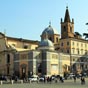 Eglise Santa-Maria-del-Popolo : A côté de la porta del Popolo, cet édifice remarquable contient des oeuvres exceptionnelles. Construite à la demande du Pape Sixte IV à la fin du XVe siècle à l'emplacement d'une chapelle, cette église renaissance abrite une belle collection d'oeuvres d'art avec en particulier deux tableaux du Caravage, des fresques renaissance de Pinturicchio et des statues du Bernin. 