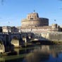 Château Saint-Ange : Situé sur la rive droite du Tibre et à proximité du Vatican, le château Saint-Ange doit son nom à l'archange saint Michel qui serait apparu au Pape Grégoire Ier durant une procession. L'archange aurait rengainé son épée, signifiant ainsi la fin de la peste sévissant alors dans la ville. Depuis, la statue située à son sommet commémore l'événement.