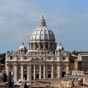 Le tour panoramique de Rome s'achève avec une vue de la basilique Saint-Pierre. Elle est l'église principale du Catholicisme, son centre spirituel et aussi la plus grande. La façade est l'oeuvre de Carlo Mademo. Elle présente une succession de colonnes qui s'élèvent sur deux étages séparant les portes et les fenêtres qui sont alternativement rectangulaires ou rondes. La large loggia accueille le balcon de la bénédiction papale et de l'annonce de l'élection d'un nouveau Pape. Au-dessus, une inscription rappelle que c'est Paul V Borghese qui a ordonné la façade. 