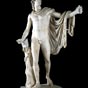 La statue d'Apollon fut placée par Jules II en 1503 dans la cour du Belvédère. Elle est l'une des oeuvres les plus célèbres de la statuaire antique. Apollon est représenté le bras tendu, tenant peut-être un arc, un manteau tombant sur ce bras. 