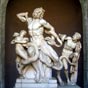 Le groupe du Laocoon, situé dans la cour du belvédère, représente un épisode de l'Enéide, dans lequel le prêtre troyen Laocoon et ses deux fils se battent contre deux serpents venimeux envoyés par Athéna qui veut le punir d'avoir mis en garde les Troyens contre le cheval laissé par les Grecs. La statue a été retrouvée dans la Domus Auréa de Néron.