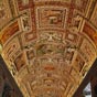 La galerie des cartes géographiques a été réalisée à la fin du XVIe siècle pour représenter les différentes parties de l'Italie, avec les plans des régions et des villes. La voûte est décorée de stucs et de peintures dues à un groupe de maniéristes (XVIe siècle).